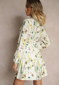 Renee - Zielona Sukienka z Wiskozy o Rozkloszowanym Kroju z Paskiem w Abstrakcyjny Print Stalitte. Okazja: na co dzień. Typ kołnierza: kołnierz z falbankami, kołnierzyk stójkowy. Kolor: zielony. Materiał: wiskoza. Wzór: nadruk. Typ sukienki: rozkloszowane. Styl: klasyczny, casual #3