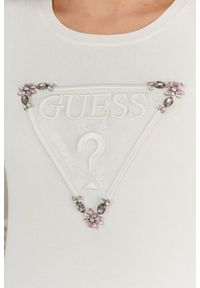 Guess - GUESS Kremowy sweterek damski z wyszywanym logo. Kolor: kremowy. Materiał: wiskoza