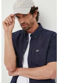 Lacoste koszula bawełniana męska kolor granatowy regular z kołnierzykiem button-down. Typ kołnierza: button down. Kolor: niebieski. Materiał: bawełna. Długość rękawa: krótki rękaw. Długość: krótkie