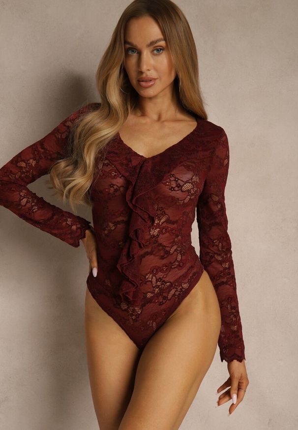 Renee - Bordowe Body z Koronki Ozdobione Falbanką Videle. Typ kołnierza: kołnierz z falbankami. Kolor: czerwony. Materiał: koronka. Wzór: aplikacja, koronka