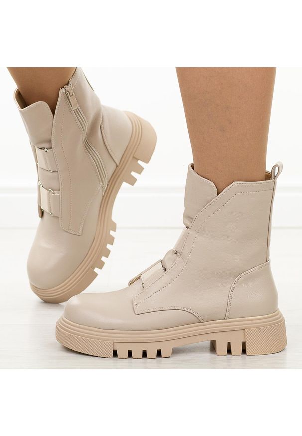 Beżowe botki damskie na traperze Jezzi 2150-19. Okazja: na spacer, na co dzień. Kolor: beżowy. Materiał: skóra. Szerokość cholewki: normalna. Sezon: zima, jesień. Styl: klasyczny, casual, elegancki