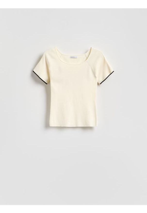 Reserved - Sweter z krótkim rękawem - złamana biel. Materiał: dzianina, wiskoza. Długość rękawa: krótki rękaw. Długość: krótkie