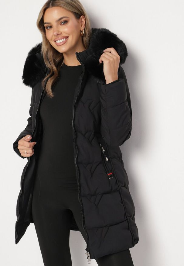 Born2be - Czarna Pikowana Kurtka z Futrzaną Podszewką i Odpinanym Kapturem z Futerkiem Salira. Okazja: na co dzień. Kolor: czarny. Materiał: futro. Styl: klasyczny, casual, elegancki