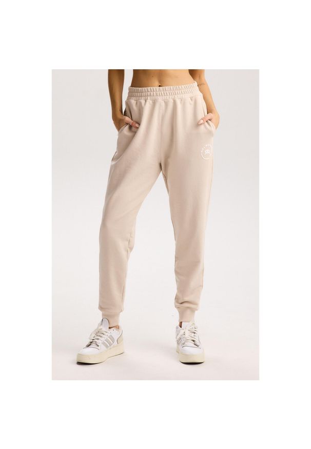 ROUGH RADICAL - Damskie spodnie dresowe Rough Radical Cotton Active Joggers. Kolor: beżowy. Materiał: dresówka