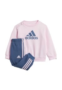 Adidas - Badge of Sport Jogger Set. Okazja: na co dzień. Kolor: niebieski, różowy, wielokolorowy. Materiał: polar, dresówka. Styl: sportowy #1