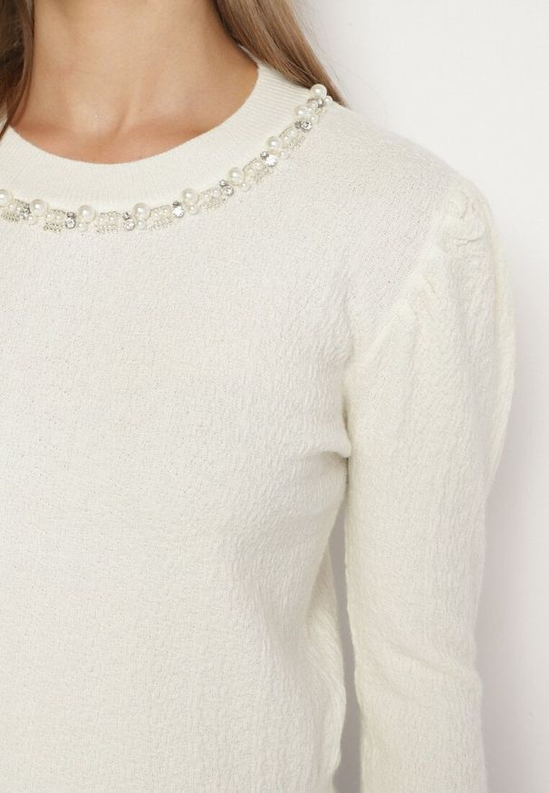 Born2be - Biały Sweter Ozdobiony Perłami ze Ściągaczem Miannae. Okazja: na co dzień, na imprezę. Kolor: biały. Materiał: jeans. Wzór: aplikacja. Styl: casual, elegancki