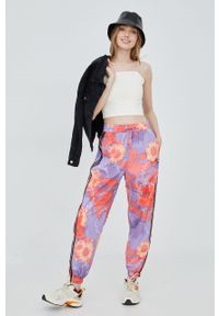 adidas Originals spodnie dresowe HC4597 damskie wzorzyste. Stan: podwyższony. Materiał: dresówka #2