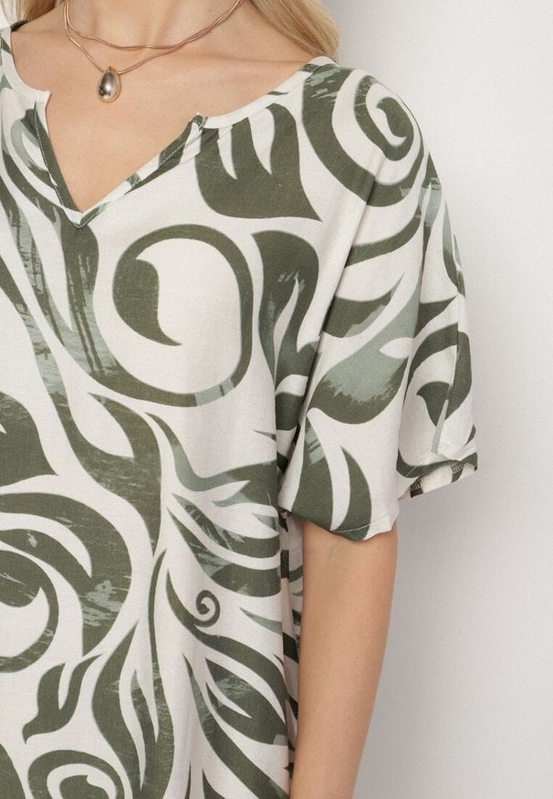 Born2be - Ciemnozielona Pudełkowa Sukienka w Ornamentalny Wzór z Wiskozy Tosela. Okazja: na co dzień. Typ kołnierza: dekolt w serek. Kolor: zielony. Materiał: wiskoza. Długość rękawa: krótki rękaw. Typ sukienki: proste, w kształcie A, sportowe. Styl: casual, elegancki, sportowy, klasyczny