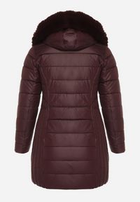 Born2be - Bordowa Długa Kurtka Pikowana z Odpinanym Kapturem i Futerkiem Retelma. Okazja: na co dzień. Kolor: czerwony. Materiał: futro. Długość: długie. Styl: casual #4