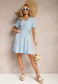 Renee - Niebieska Rozkloszowana Sukienka Wiskozowa Mini w Kwiatowy Print z Falbanką Taelle. Kolor: niebieski. Materiał: wiskoza. Wzór: kwiaty, nadruk. Długość: mini #3