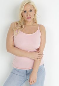 Born2be - Różowy Top na Cienkich Regulowanych Ramiączkach z Okrągłym Dekoltem Narenia. Okazja: na co dzień. Kolor: różowy. Materiał: bawełna, jeans, materiał. Długość rękawa: na ramiączkach. Styl: klasyczny, elegancki, casual #4