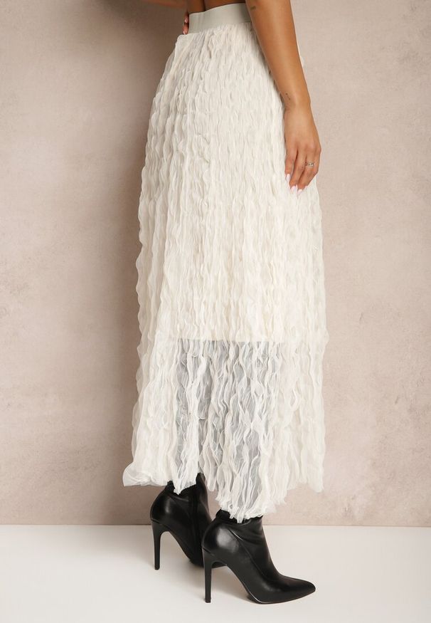 Renee - Jasnobeżowa Półtransparentna Spódnica z Tłoczeniami o Rozkloszowanym Kroju z Gumką w Talii Zeridra. Okazja: na co dzień. Kolor: beżowy. Styl: casual, elegancki