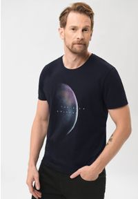 Volcano - Granatowy t-shirt z printem T-LUNAR. Okazja: na co dzień. Kolekcja: plus size. Kolor: niebieski. Materiał: bawełna, jeans, materiał, skóra. Długość rękawa: krótki rękaw. Długość: krótkie. Wzór: nadruk. Styl: klasyczny, casual