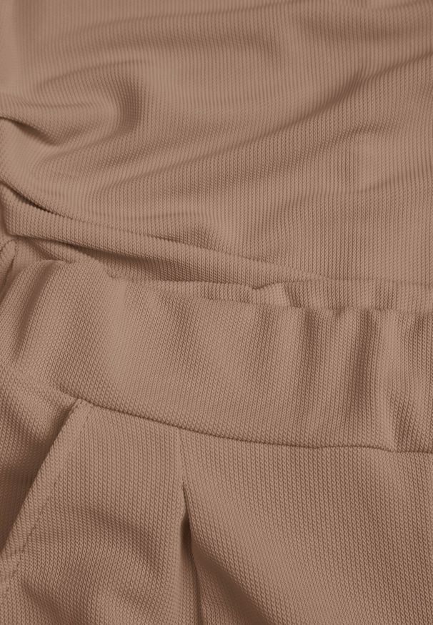 Born2be - Jasnobrązowy Komplet Bluzka z Zaznaczonymi Ramionami i Spodnie Szerokie na Gumce Divaires. Kolor: brązowy