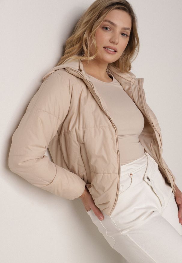 Born2be - Ciemnobeżowa Kurtka Pikowana z Materiałowym Kapturem Odpinanym Jasilea. Okazja: na co dzień. Kolor: beżowy. Materiał: materiał. Styl: casual