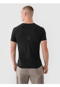 4f - 4F T-shirt bezszwowy regular męski 4F x Robert Lewandowski - czarny L/XL. Okazja: na co dzień. Kolor: czarny. Materiał: syntetyk, włókno, materiał, dzianina. Długość rękawa: krótki rękaw. Długość: krótkie. Wzór: gładki, ze splotem. Sezon: lato. Styl: klasyczny, sportowy, casual