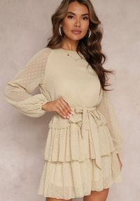 Renee - Beżowa Sukienka Dimplesky. Typ kołnierza: kokarda, kołnierz z falbankami. Kolor: beżowy. Materiał: tkanina. Długość: mini #4