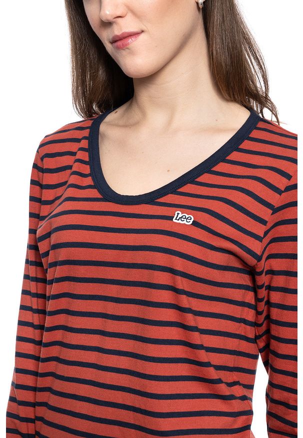 Lee - DAMSKA KOSZULKA Z DŁUGIM RĘKAWEM LEE LS SCOOP NECK TEE REGULAR FIT RED OCHRE L44DYKOE 112109832. Długość rękawa: długi rękaw. Długość: długie