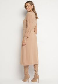 Born2be - Ciemnobeżowa Sukienka z Wiskozą Ozdobiona Plisowanymi Rękawami i Paskiem Daikari. Okazja: na co dzień. Kolor: beżowy. Materiał: wiskoza. Wzór: aplikacja. Styl: casual #6