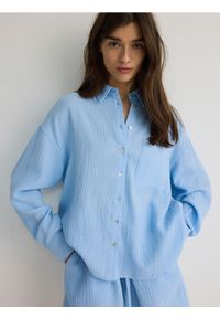 Reserved - Koszula z bawełnianego muślinu - jasnoniebieski. Kolor: niebieski. Materiał: bawełna