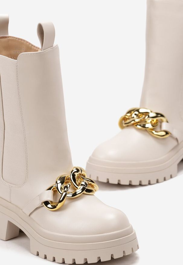 Renee - Beżowe Botki Workery na Grubej Podeszwie z Łańcuchem Sylasse. Kolor: beżowy