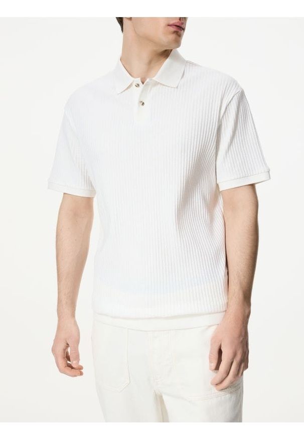 Reserved - Koszulka polo comfort w prążek - złamana biel. Typ kołnierza: polo. Materiał: bawełna, dzianina. Wzór: prążki