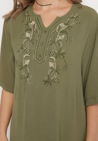 Born2be - Ciemnozielona Sukienka Pudełkowa z Guzikami i Ozdobnymi Haftami Jenivanea. Okazja: na co dzień. Typ kołnierza: dekolt w serek. Kolor: zielony. Materiał: skóra. Długość rękawa: długi rękaw. Wzór: haft. Styl: casual, elegancki #4