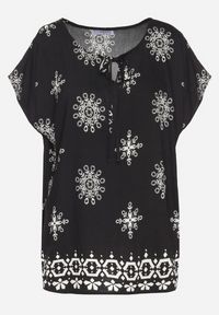 Born2be - Czarna Bluzka Boho z Wiskozą z Krótkim Rękawem i Wiązaniem przy Szyi Dannelle. Kolor: czarny. Materiał: wiskoza. Długość rękawa: krótki rękaw. Długość: krótkie. Styl: boho #4