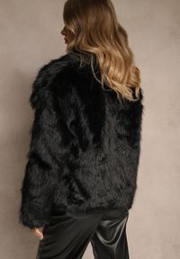 Renee - Czarna Kurtka Futerko Cropped z Szerokim Kołnierzem Azanzee. Okazja: na imprezę, na co dzień. Kolor: czarny. Materiał: futro. Długość: krótkie. Styl: casual #3