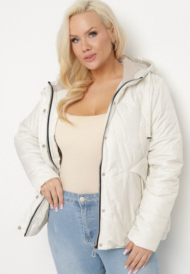 Born2be - Jasnobeżowa Kurtka Pikowana z Kapturem Karbia. Okazja: na co dzień. Typ kołnierza: kaptur. Kolekcja: plus size. Kolor: beżowy. Styl: casual, elegancki