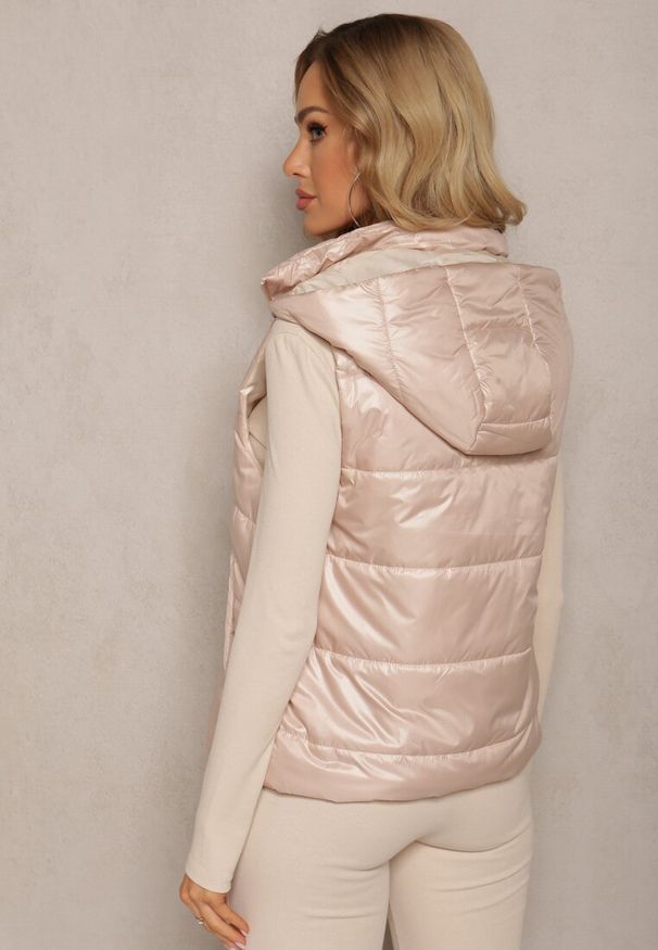 Renee - Jasnobeżowa Kamizelka z Odpinanym Kapturem i Ozdobnym Pikowaniem Akkendia. Kolor: beżowy