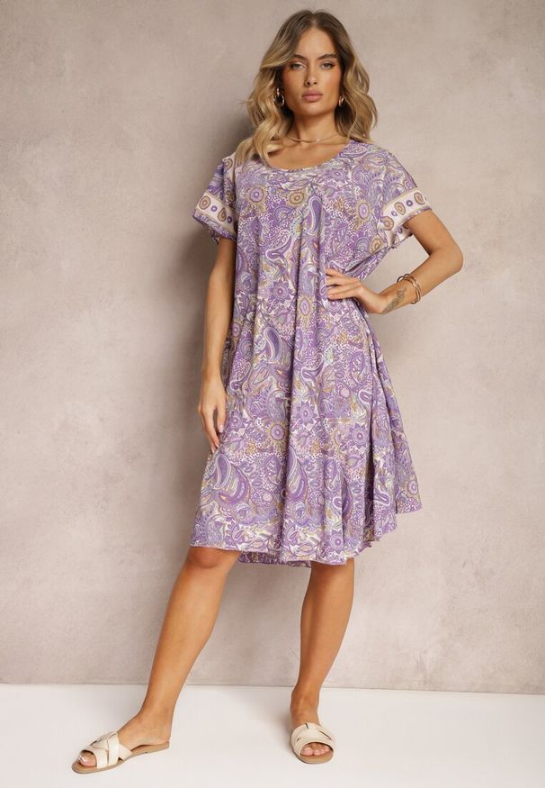 Renee - Fioletowa Sukienka Boho z Wiskozy z Cienkim Paskiem w Talii Rivasea. Kolor: fioletowy. Materiał: wiskoza. Długość rękawa: krótki rękaw. Wzór: paisley. Typ sukienki: rozkloszowane. Styl: boho
