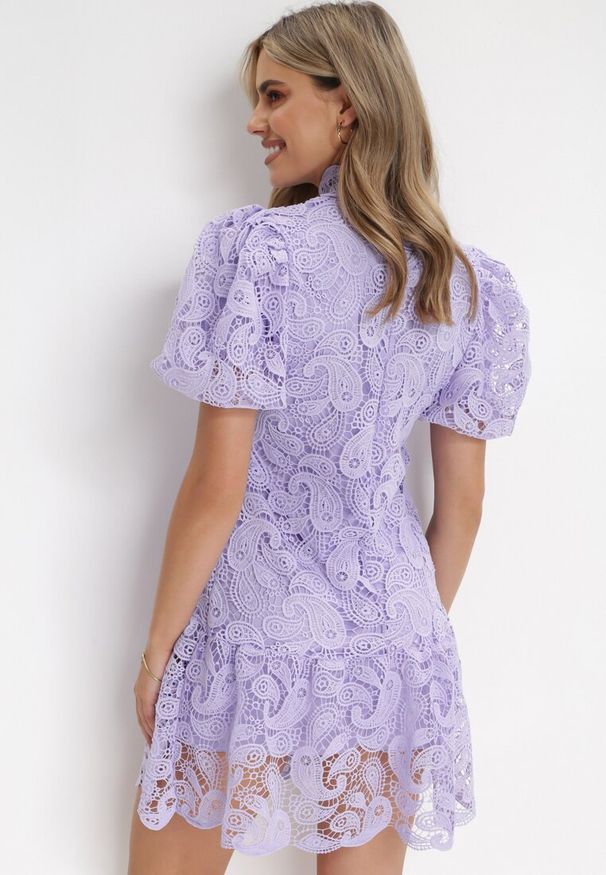 Born2be - Fioletowa Koronowa Sukienka ze Stójką i Bufiastym Rękawem Suminori. Typ kołnierza: kołnierzyk stójkowy. Kolor: fioletowy. Materiał: koronka. Długość: mini