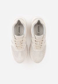 Born2be - Jasnoszare Zamszowe Sneakersy Ozdobione Perforacją i Paskami Semielle. Okazja: na spacer, na co dzień. Zapięcie: pasek. Kolor: szary. Materiał: zamsz. Wzór: aplikacja. Sport: turystyka piesza #5