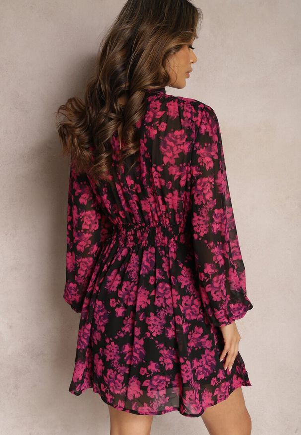 Renee - Różowa Rozkloszowana Sukienka w Kwiaty z Gumką w Pasie Jonerda. Kolor: różowy. Materiał: tkanina. Wzór: kwiaty. Długość: mini