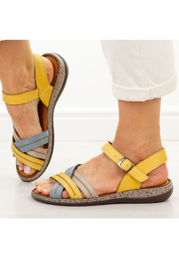 Żółto niebieskie skórzane sandały damskie T.Sokolski 910. Okazja: na co dzień, na spacer. Zapięcie: sprzączka. Kolor: żółty. Materiał: skóra. Sezon: wiosna, lato. Styl: casual