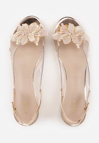 Born2be - Szampańskie Przezroczyste Sandały VICES na Obcasie z Kwiatem 3D i Cyrkoniami Kallinaera. Zapięcie: sprzączka. Kolor: złoty. Wzór: kwiaty. Obcas: na obcasie. Styl: elegancki. Wysokość obcasa: średni #8