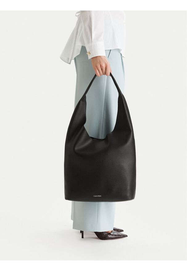 Calvin Klein Torebka Slouchy Pebble Medium Bag LV04F3596G Czarny. Kolor: czarny. Materiał: skórzane