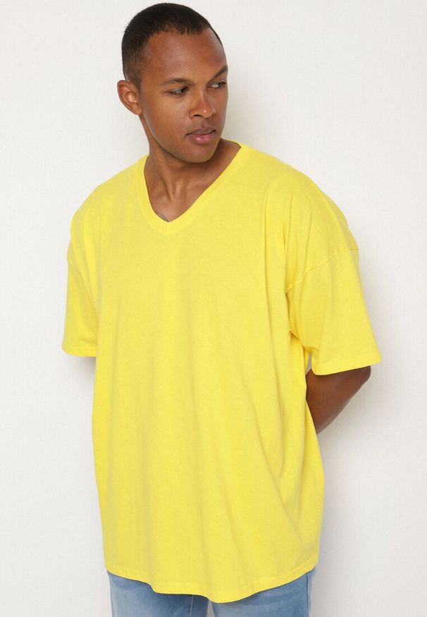 Born2be - Żółta Klasyczna Koszulka z Bawełny Malvena. Okazja: na co dzień. Typ kołnierza: dekolt w serek. Kolor: żółty. Materiał: bawełna. Wzór: aplikacja. Styl: klasyczny