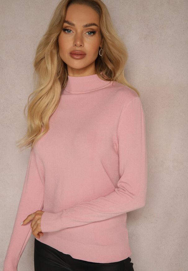 Renee - Jasnoróżowy Casualowy Golf Arlotta. Okazja: na co dzień. Typ kołnierza: golf. Kolor: różowy. Materiał: poliamid, poliester, jedwab, jeans. Styl: casual