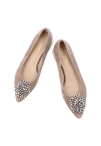 Czółenka damskie S.Barski, cholewka ze skóry naturalnej na niskim stabilnym obcasie z efektowną biżuteryjną aplikacją na nosku, beżowe, CR61-3029. Kolor: beżowy. Materiał: skóra. Szerokość cholewki: normalna. Wzór: aplikacja. Obcas: na obcasie. Wysokość obcasa: średni #7