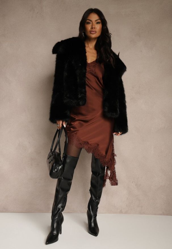 Renee - Brązowa Satynowa Sukienka Asymetryczna z Koronką Monoria. Kolor: brązowy. Materiał: satyna, koronka. Długość rękawa: na ramiączkach. Wzór: koronka. Typ sukienki: asymetryczne. Długość: midi