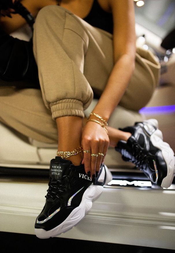 Renee - Czarne Sneakersy Naerime. Nosek buta: okrągły. Zapięcie: bez zapięcia. Kolor: czarny. Materiał: materiał. Szerokość cholewki: normalna. Wzór: aplikacja, napisy
