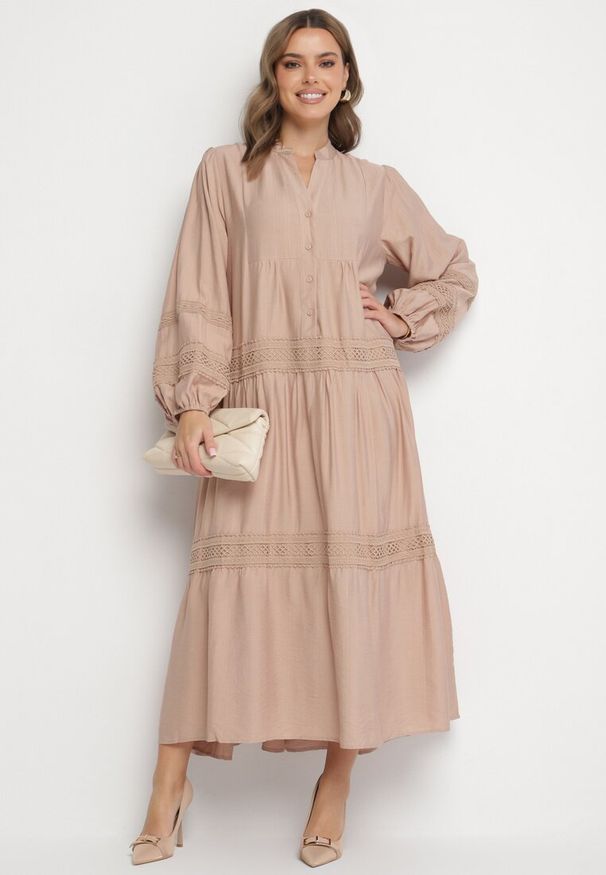 Born2be - Ciemnobeżowa Rozkloszowana Sukienka z Wiskozy z Koronkowymi Wstawkami Nalanieth. Okazja: na co dzień. Typ kołnierza: dekolt w serek. Kolor: beżowy. Materiał: wiskoza, koronka. Typ sukienki: kopertowe. Styl: elegancki, klasyczny, casual