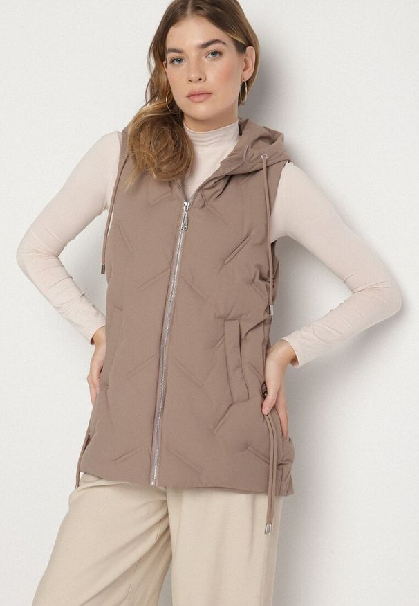 Born2be - Ciemnobeżowa Casualowa Kamizelka z Kapturem i Pikowanymi Przeszyciami Caletta. Okazja: na co dzień. Typ kołnierza: kaptur. Kolor: beżowy. Materiał: jeans. Styl: casual