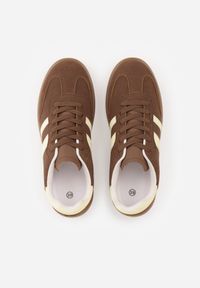 Born2be - Brązowo-Żółte Płaskie Sneakersy Ozdobione Paskami Glaria. Okazja: na co dzień. Zapięcie: pasek. Kolor: brązowy. Materiał: jeans. Wzór: aplikacja #9