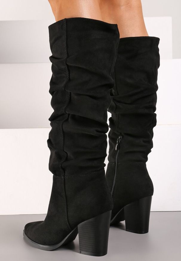 Born2be - Czarne Kozaki na Słupku z Marszczoną Cholewką z Imitacji Zamszu Raivelle. Kolor: czarny. Materiał: zamsz. Szerokość cholewki: normalna. Obcas: na słupku. Styl: elegancki