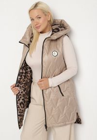 Born2be - Beżowa Klasyczna Kamizelka z Pikowanymi Przeszyciami Ettelie. Kolekcja: plus size. Kolor: beżowy. Materiał: jeans, skóra. Długość: długie. Styl: klasyczny #5