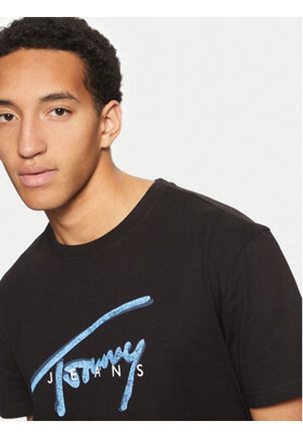 Tommy Jeans T-Shirt Signature DM0DM21109 Czarny Regular Fit. Kolor: czarny. Materiał: bawełna