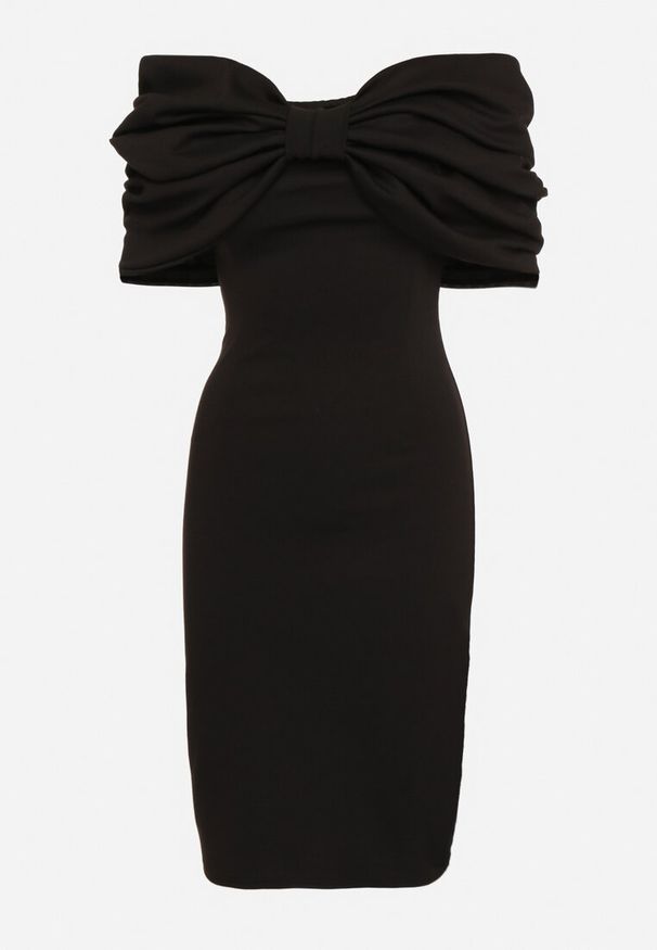 Born2be - Czarna Taliowana Sukienka Dopasowana z Odsłoniętymi Ramionami i Drapowaniem Palamiria. Okazja: na randkę, na imprezę. Kolor: czarny